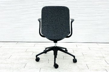 オカムラ ライブス エントリー 中古 2021年製 ミーティングチェア 多目的チェア Lives Entry 中古オフィス家具 ダークグレーの画像