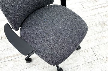 オカムラ ライブス エントリー 中古 2021年製 ミーティングチェア 多目的チェア Lives Entry 中古オフィス家具 ダークグレーの画像