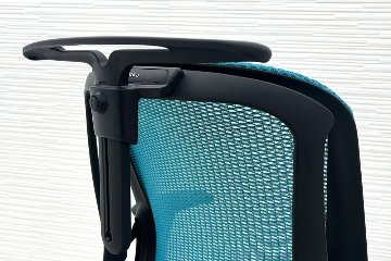 オカムラ シルフィーチェア 2020年製 ローバック 固定肘 中古 Sylphy メッシュ 中古オフィス家具 ブルーグリーン C642XR-FMR6の画像