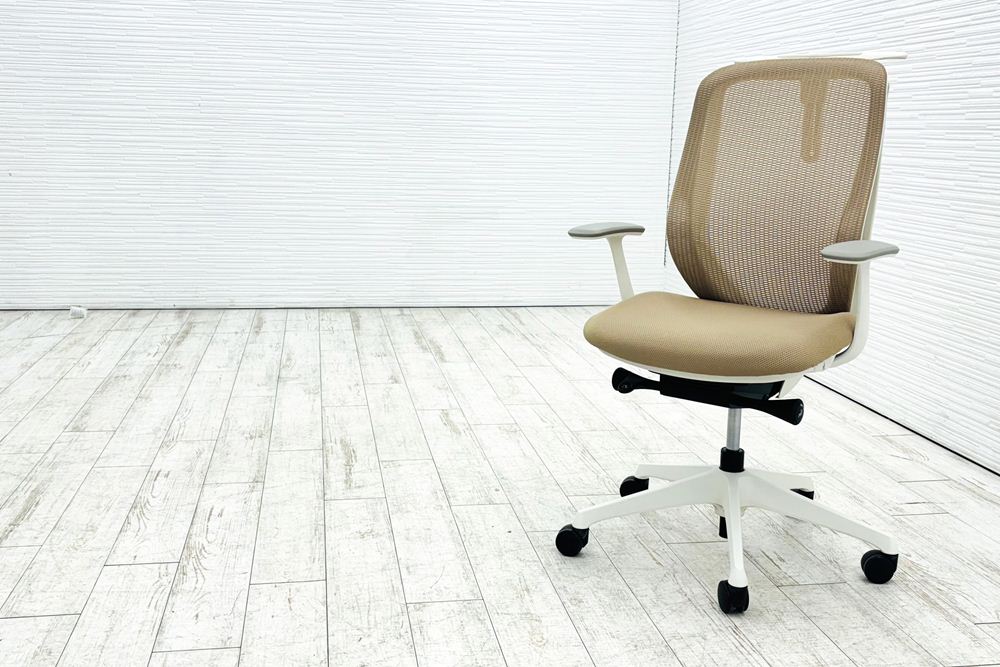 オカムラ シルフィーチェア 中古 2014年製 ハイバック 固定肘 Sylphy 中古オフィス家具 ベージュ ハンガー付きの画像
