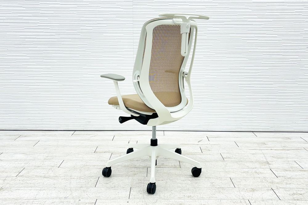 オカムラ シルフィーチェア 中古 2014年製 ハイバック 固定肘 Sylphy 中古オフィス家具 ベージュ ハンガー付きの画像