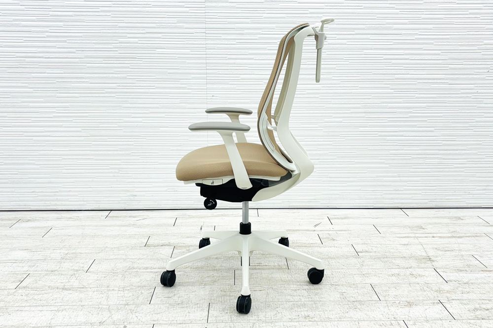 オカムラ シルフィーチェア 中古 2014年製 ハイバック 固定肘 Sylphy 中古オフィス家具 ベージュ ハンガー付きの画像