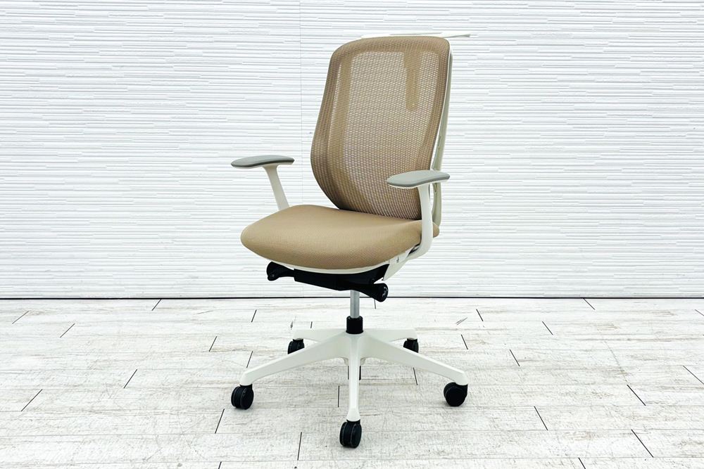 オカムラ シルフィーチェア 中古 2014年製 ハイバック 固定肘 Sylphy 中古オフィス家具 ベージュ ハンガー付きの画像