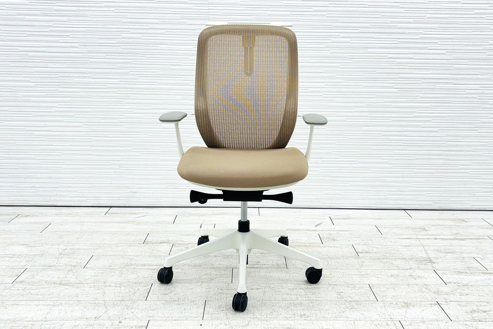 オカムラ シルフィーチェア 中古 2014年製 ハイバック 固定肘 Sylphy 中古オフィス家具 ベージュ ハンガー付きの画像
