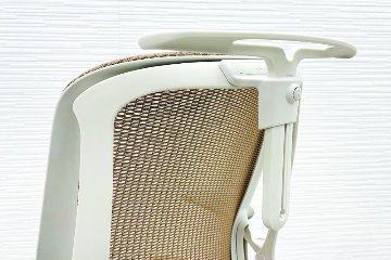 オカムラ シルフィーチェア 中古 2014年製 ハイバック 固定肘 Sylphy 中古オフィス家具 ベージュ ハンガー付きの画像