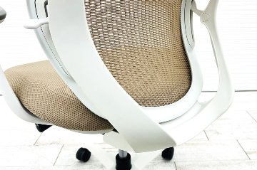 オカムラ シルフィーチェア 中古 2014年製 ハイバック 固定肘 Sylphy 中古オフィス家具 ベージュ ハンガー付きの画像