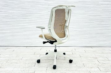 オカムラ シルフィーチェア 中古 2014年製 ハイバック 固定肘 Sylphy 中古オフィス家具 ベージュ ハンガー付きの画像