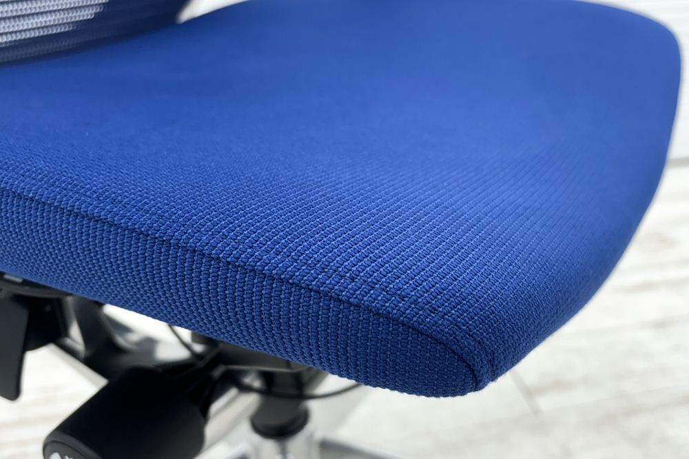 バロンチェア オカムラ 2018年製 中古 メッシュチェア Baron 中古オフィス家具 ハイバック ランバーサポート ミディアムブルーの画像