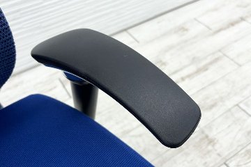 バロンチェア オカムラ 2018年製 中古 メッシュチェア Baron 中古オフィス家具 ハイバック ランバーサポート ミディアムブルーの画像