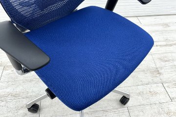 バロンチェア オカムラ 2018年製 中古 メッシュチェア Baron 中古オフィス家具 ハイバック ランバーサポート ミディアムブルーの画像