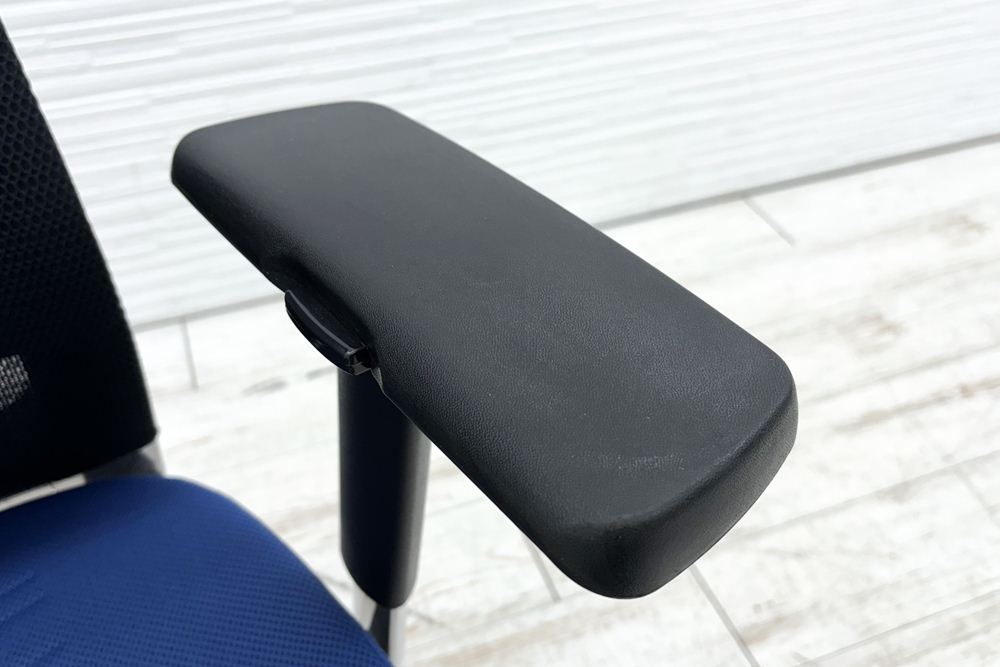 コクヨ エアフォート 中古 AIR FORT KOKUYO 背メッシュ 座クッション 可動肘 中古オフィス家具 ヘッドレスト付きの画像