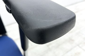 コクヨ エアフォート 中古 AIR FORT KOKUYO 背メッシュ 座クッション 可動肘 中古オフィス家具 ヘッドレスト付きの画像