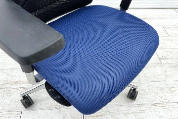 コクヨ エアフォート 中古 AIR FORT KOKUYO 背メッシュ 座クッション 可動肘 中古オフィス家具 ヘッドレスト付きの画像