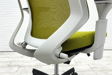 コクヨ デュオラチェア 中古 2018年製 KOKUYO Duora クッション 可動肘 中古オフィス家具 グリーンの画像