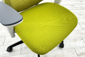 コクヨ デュオラチェア 中古 2018年製 KOKUYO Duora クッション 可動肘 中古オフィス家具 グリーンの画像