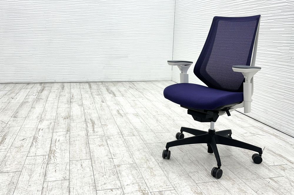 コクヨ デュオラチェア 中古 2018年製 KOKUYO Duora クッション 可動肘 中古オフィス家具 パープルの画像