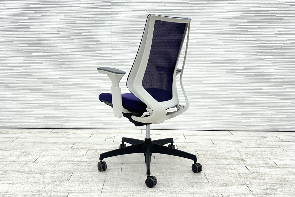 コクヨ デュオラチェア 中古 2018年製 KOKUYO Duora クッション 可動肘 中古オフィス家具 パープルの画像