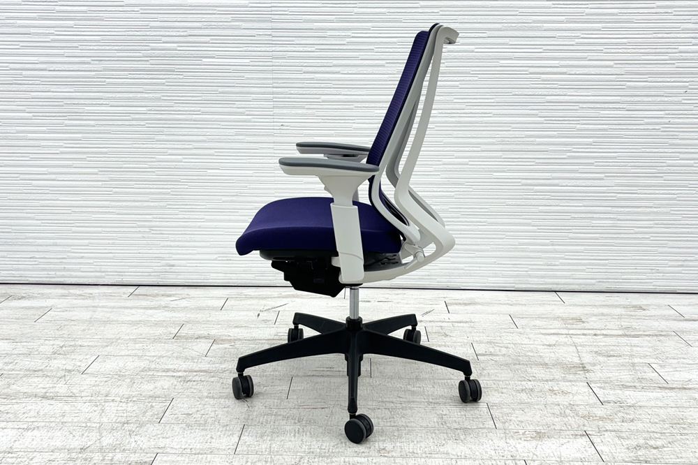 コクヨ デュオラチェア 中古 2018年製 KOKUYO Duora クッション 可動肘 中古オフィス家具 パープルの画像