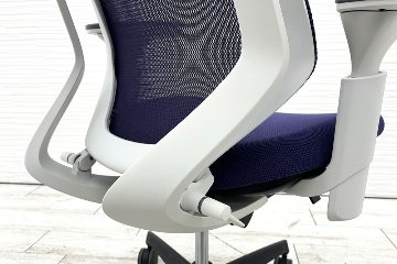 コクヨ デュオラチェア 中古 2018年製 KOKUYO Duora クッション 可動肘 中古オフィス家具 パープルの画像