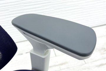 コクヨ デュオラチェア 中古 2018年製 KOKUYO Duora クッション 可動肘 中古オフィス家具 パープルの画像