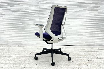 コクヨ デュオラチェア 中古 2018年製 KOKUYO Duora クッション 可動肘 中古オフィス家具 パープルの画像