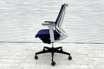 コクヨ デュオラチェア 中古 2018年製 KOKUYO Duora クッション 可動肘 中古オフィス家具 パープルの画像