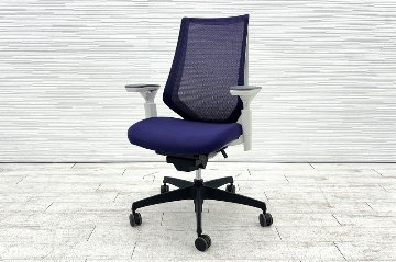 コクヨ デュオラチェア 中古 2018年製 KOKUYO Duora クッション 可動肘 中古オフィス家具 パープルの画像