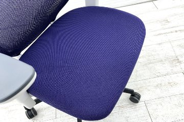 コクヨ デュオラチェア 中古 2018年製 KOKUYO Duora クッション 可動肘 中古オフィス家具 パープルの画像