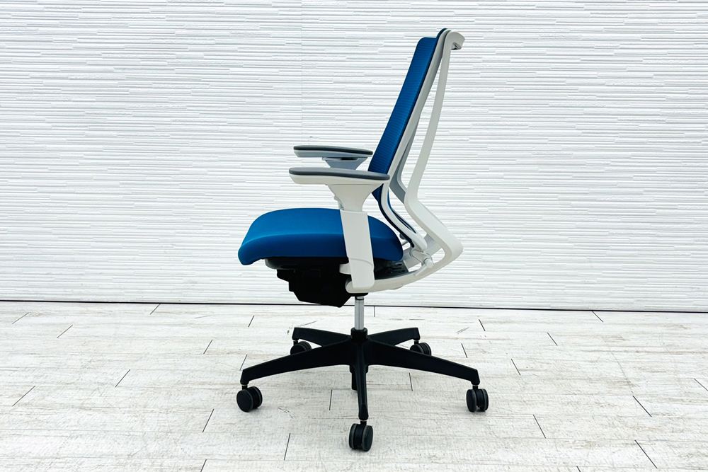 コクヨ デュオラチェア 中古 2018年製 KOKUYO Duora クッション 可動肘 中古オフィス家具 ブルーの画像