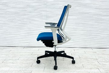 コクヨ デュオラチェア 中古 2018年製 KOKUYO Duora クッション 可動肘 中古オフィス家具 ブルーの画像