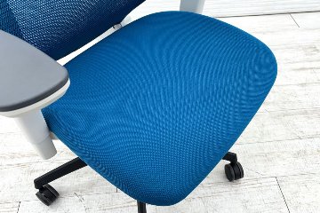 コクヨ デュオラチェア 中古 2018年製 KOKUYO Duora クッション 可動肘 中古オフィス家具 ブルーの画像