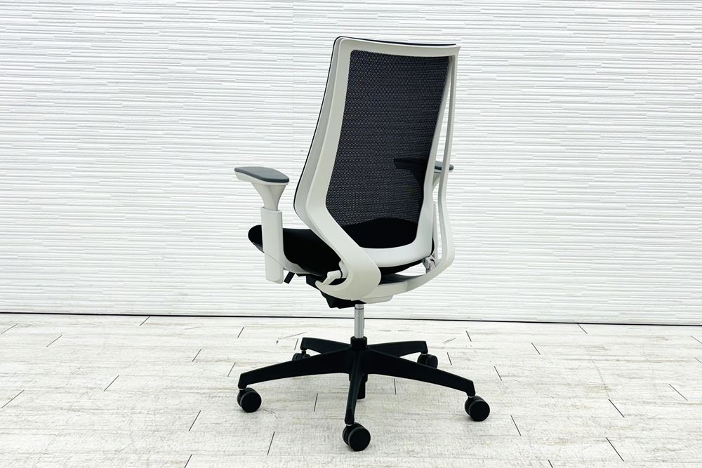 コクヨ デュオラチェア 中古 2018年製 KOKUYO Duora クッション 可動肘 中古オフィス家具 ブラックの画像
