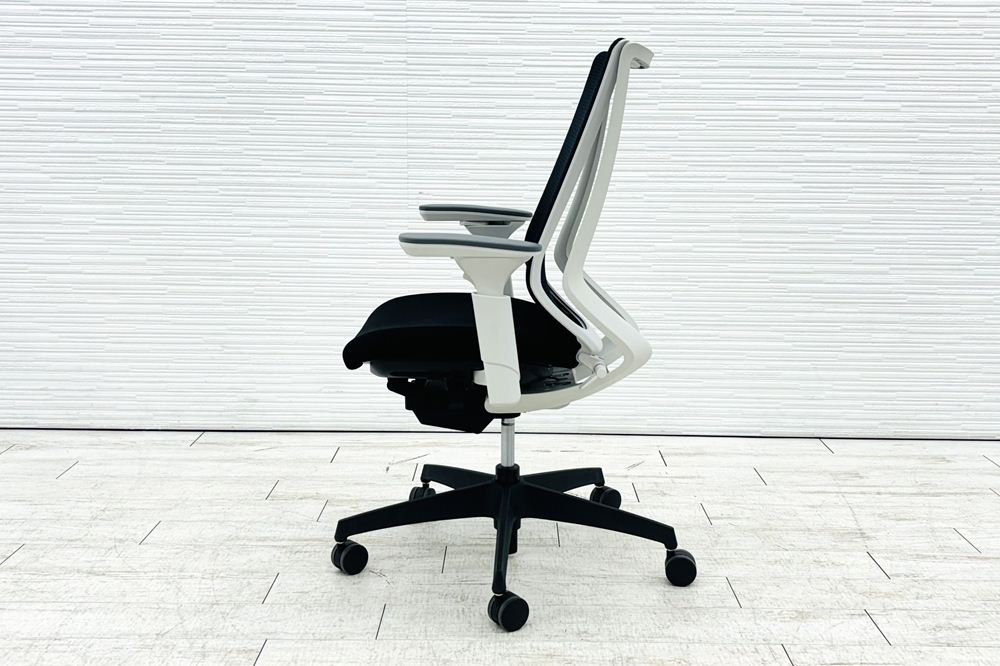 コクヨ デュオラチェア 中古 2018年製 KOKUYO Duora クッション 可動肘 中古オフィス家具 ブラックの画像