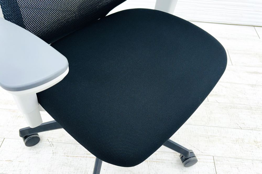 コクヨ デュオラチェア 中古 2018年製 KOKUYO Duora クッション 可動肘 中古オフィス家具 ブラックの画像
