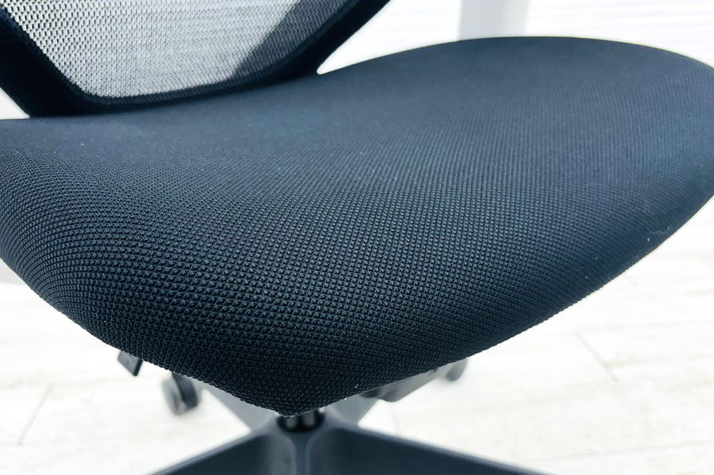 コクヨ デュオラチェア 中古 2018年製 KOKUYO Duora クッション 可動肘 中古オフィス家具 ブラックの画像