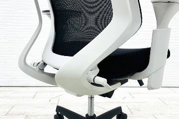 コクヨ デュオラチェア 中古 2018年製 KOKUYO Duora クッション 可動肘 中古オフィス家具 ブラックの画像