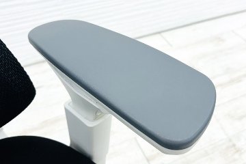 コクヨ デュオラチェア 中古 2018年製 KOKUYO Duora クッション 可動肘 中古オフィス家具 ブラックの画像