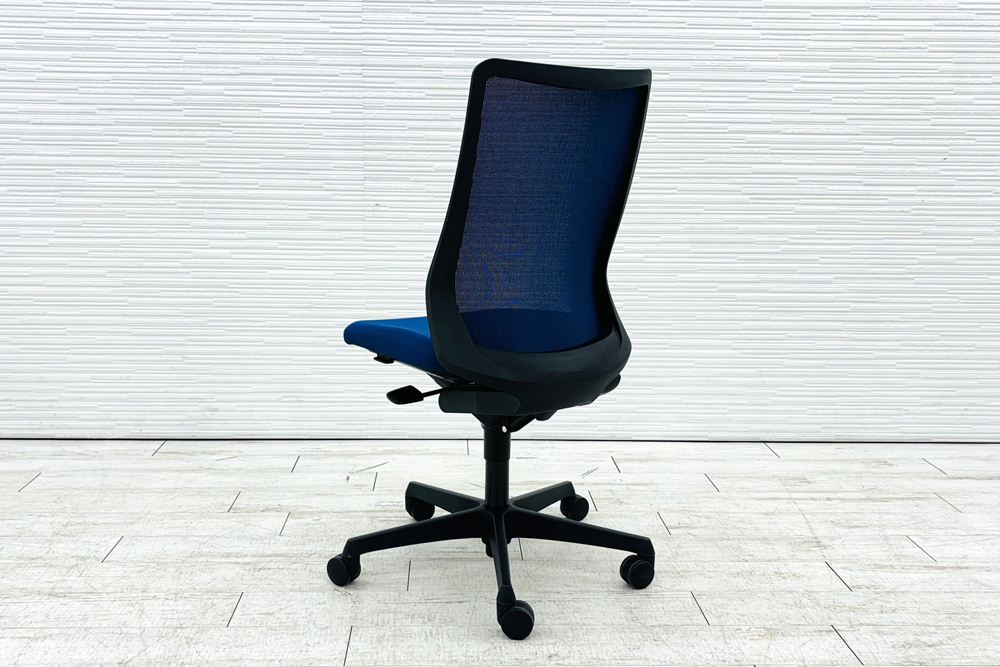 フルーエントチェア 2017年製 中古 オカムラ Fluent 中古オフィス家具 オフィスチェア クッション ハイバック 肘無 ミディアムブルーの画像