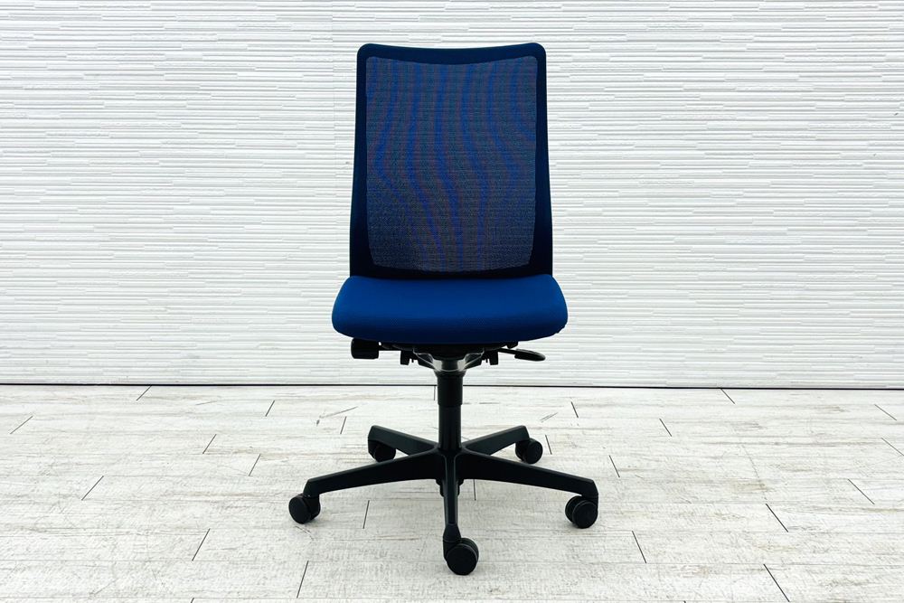 フルーエントチェア 2017年製 中古 オカムラ Fluent 中古オフィス家具 オフィスチェア クッション ハイバック 肘無 ミディアムブルーの画像
