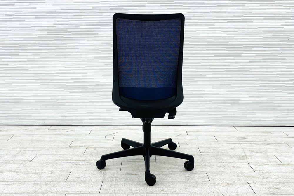 フルーエントチェア 2017年製 中古 オカムラ Fluent 中古オフィス家具 オフィスチェア クッション ハイバック 肘無 ミディアムブルーの画像