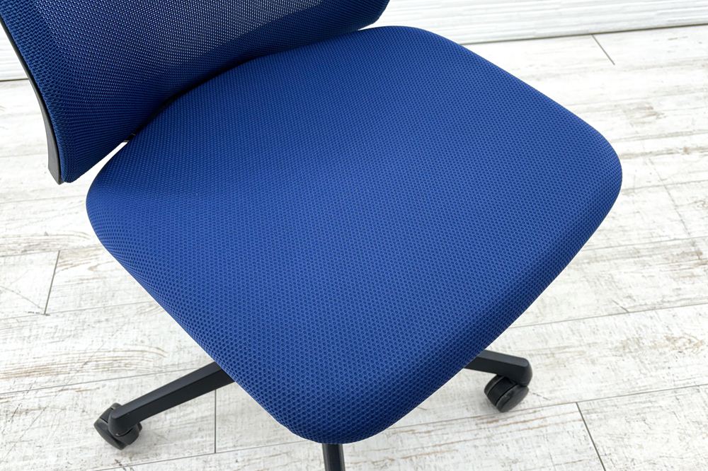 フルーエントチェア 2017年製 中古 オカムラ Fluent 中古オフィス家具 オフィスチェア クッション ハイバック 肘無 ミディアムブルーの画像