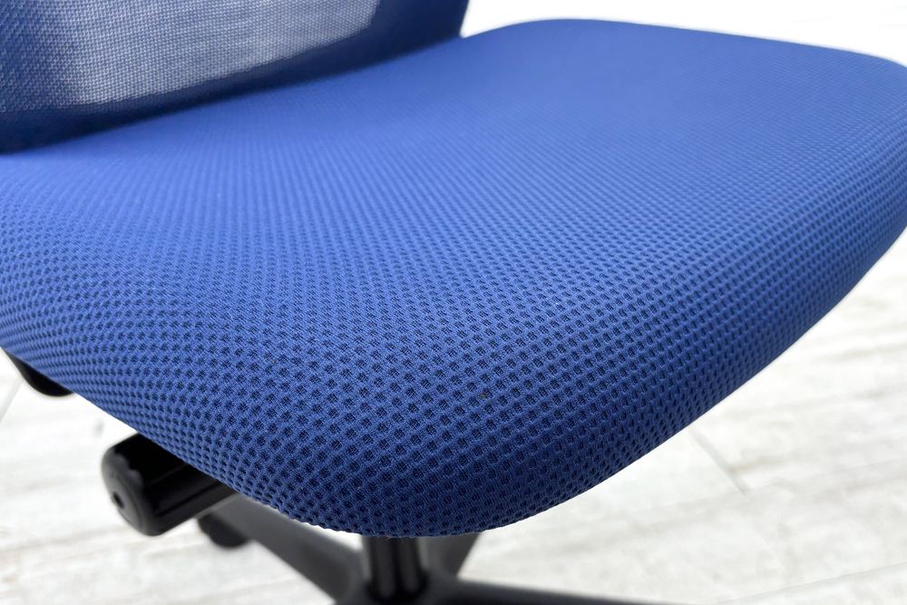 フルーエントチェア 2017年製 中古 オカムラ Fluent 中古オフィス家具 オフィスチェア クッション ハイバック 肘無 ミディアムブルーの画像