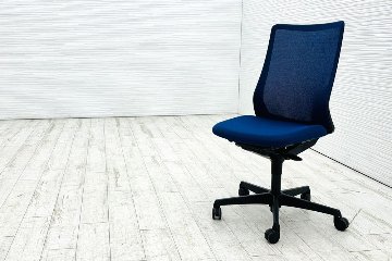 フルーエントチェア 2017年製 中古 オカムラ Fluent 中古オフィス家具 オフィスチェア クッション ハイバック 肘無 ミディアムブルーの画像