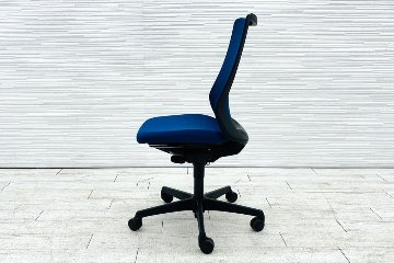 フルーエントチェア 2017年製 中古 オカムラ Fluent 中古オフィス家具 オフィスチェア クッション ハイバック 肘無 ミディアムブルーの画像