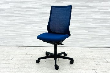 フルーエントチェア 2017年製 中古 オカムラ Fluent 中古オフィス家具 オフィスチェア クッション ハイバック 肘無 ミディアムブルーの画像