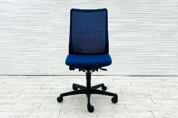 フルーエントチェア 2017年製 中古 オカムラ Fluent 中古オフィス家具 オフィスチェア クッション ハイバック 肘無 ミディアムブルーの画像