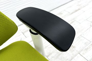 イトーキ エフチェア 2017年製 中古オフィスチェア クッション 可動肘 事務椅子 ITOKI 中古オフィス家具 KG-177JBH モスグリーンの画像