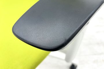 イトーキ エフチェア 2017年製 中古オフィスチェア クッション 可動肘 事務椅子 ITOKI 中古オフィス家具 KG-177JBH モスグリーンの画像