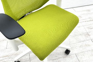 イトーキ エフチェア 2017年製 中古オフィスチェア クッション 可動肘 事務椅子 ITOKI 中古オフィス家具 KG-177JBH モスグリーンの画像