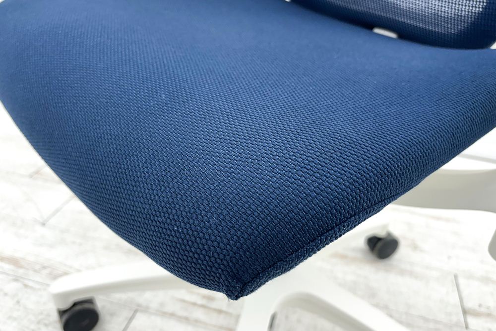 イトーキ エフチェア 2017年製 中古オフィスチェア クッション 可動肘 事務椅子 ITOKI 中古オフィス家具 KG-177JBH ネイビーブルーの画像